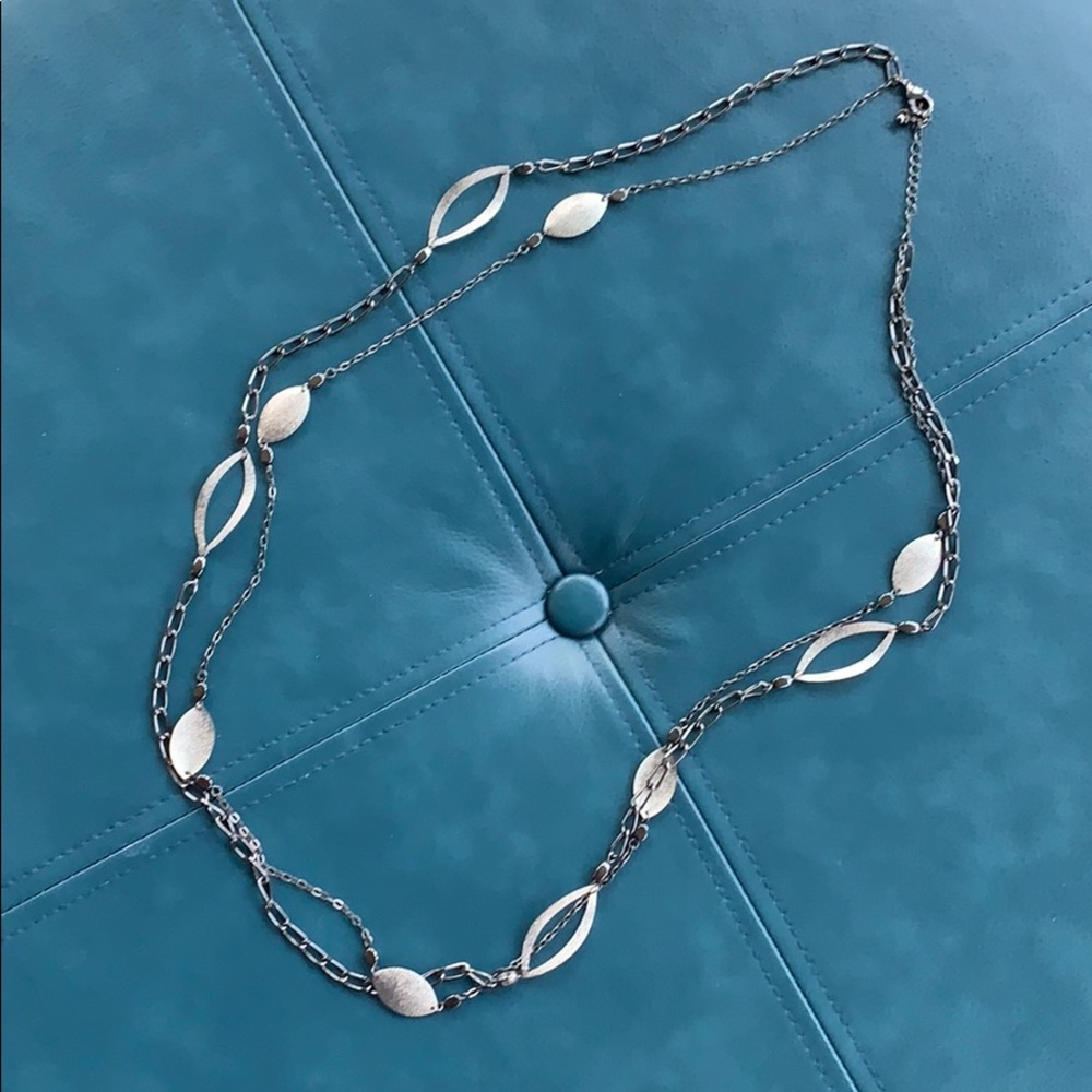 Pretty metallic looking silvery necklace